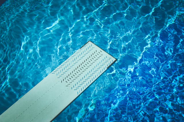 Cómo elegir el tobogán y trampolín perfectos para tu piscina