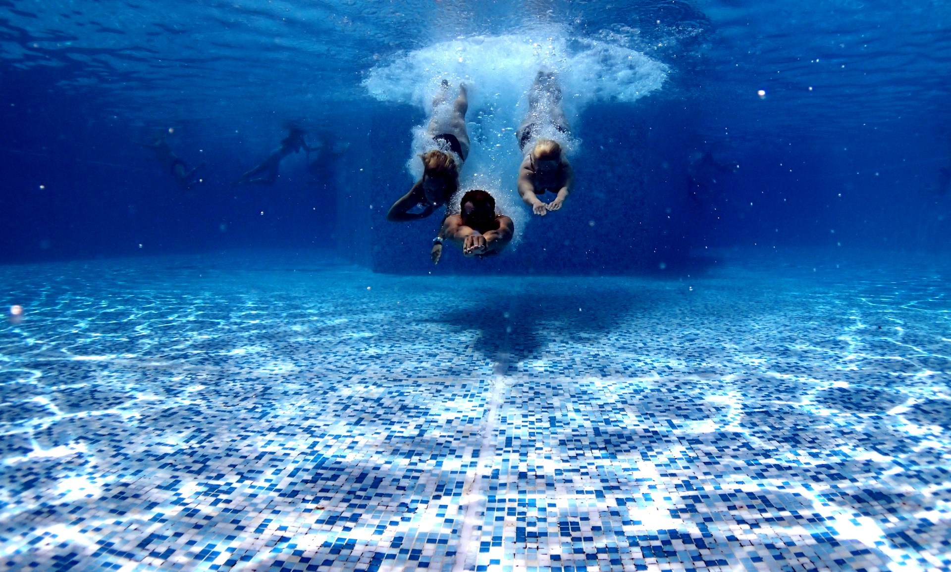 Cómo elegir el limpiafondos perfecto para tu piscina