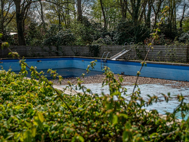 ¿Cómo drenar el agua de una piscina?