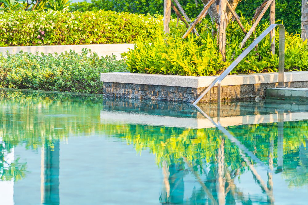 ¿Puedo echar el agua de la piscina sobre el césped cuando la quite?